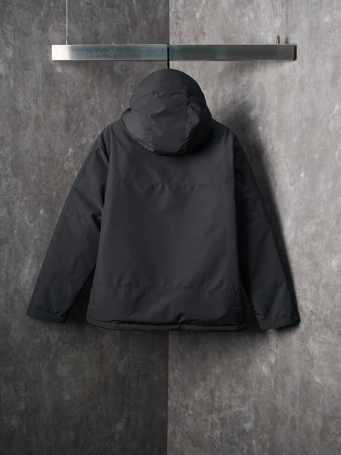 P980 Actual auction】Ralph Lauren/Ralph Lauren pony embroidered zipper hooded down jacket [Ready stock] S M L XL high-quality filling: 90 white duck down is selected, weighing 220g, ensuring excellent thermal insulation performance. After strict screening and processing, the velvet is not easy to be drilled, ensuring durability. The density of high-density nylon taffeta is about 210T-300T, with a smooth and slightly matte surface, excellent windproof and waterproof properties (with DWR water-repellent treatment), strong wrinkle resistance and easy care, in line with the positioning of American casual "durable and practical".  The inner lining is made of 100% polyamide. The high-density and tight weaving process prevents fine lint from getting out of the gaps in the fabric. The smooth surface improves the putting on and taking off experience, and the excellent wear and tear resistance ensures damage caused by frequent use, while the light and soft texture does not affect the overall weight.  The classic jacket has a slightly loose fit, slightly dropped shoulder line (shoulder width is 1-2cm wider than the standard fit), is hip-length, and has slightly tapered straight sleeves, taking into account both freedom of movement and casual style.  The adjustable Velcro on the cuffs allows you to freely adjust the tightness according to the thickness of your wrist and personal preferences, effectively preventing cold wind from intruding, and improving the warmth performance.  In terms of storage, the two front zipper pockets are convenient for you to place frequently used items, and the zipper design ensures that items are not easily lost. A built-in pocket on the left side of the chest provides a safe storage space for some small private items.  The drawstring design at the hem allows you to adjust the shape of the jacket according to your body shape and dressing needs. Whether it is loose and casual or slim and neat, you can easily control it.  Embroidery technology: Polo horse logo on the left chest: flat satin stitch embroidery (satin embroidery), embroidery thread: 100% polyester high color fastness embroidery thread (the color number is consistent with the brand’s standard red color card), stitch density 12-15 stitches/cm, the outline of the horse logo is clear, and the details of the rider and horse are burr-free.  Embroidery positioning: precise positioning through the template (12cm from the neckline and 8cm from the placket) to ensure left and right symmetry and centering.